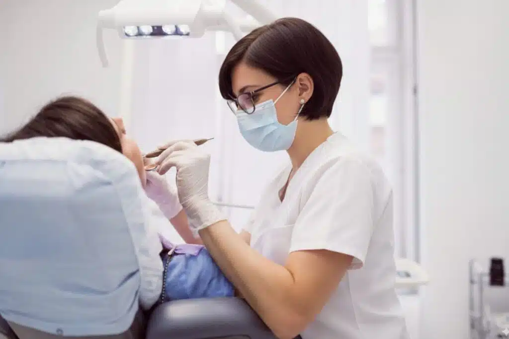 Gencives qui saignent, inflammation gingivale, saignement des gencives, plaque dentaire, parodontite, soins bucco-dentaires, brossage doux, fil dentaire, bain de bouche, eau salée, hygiène bucco-d