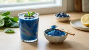 Spiruline bleue en poudre dans un smoothie vibrant