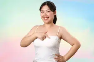 Chirurgie des seins. Femme qui montre sa poitrine avec le doigt