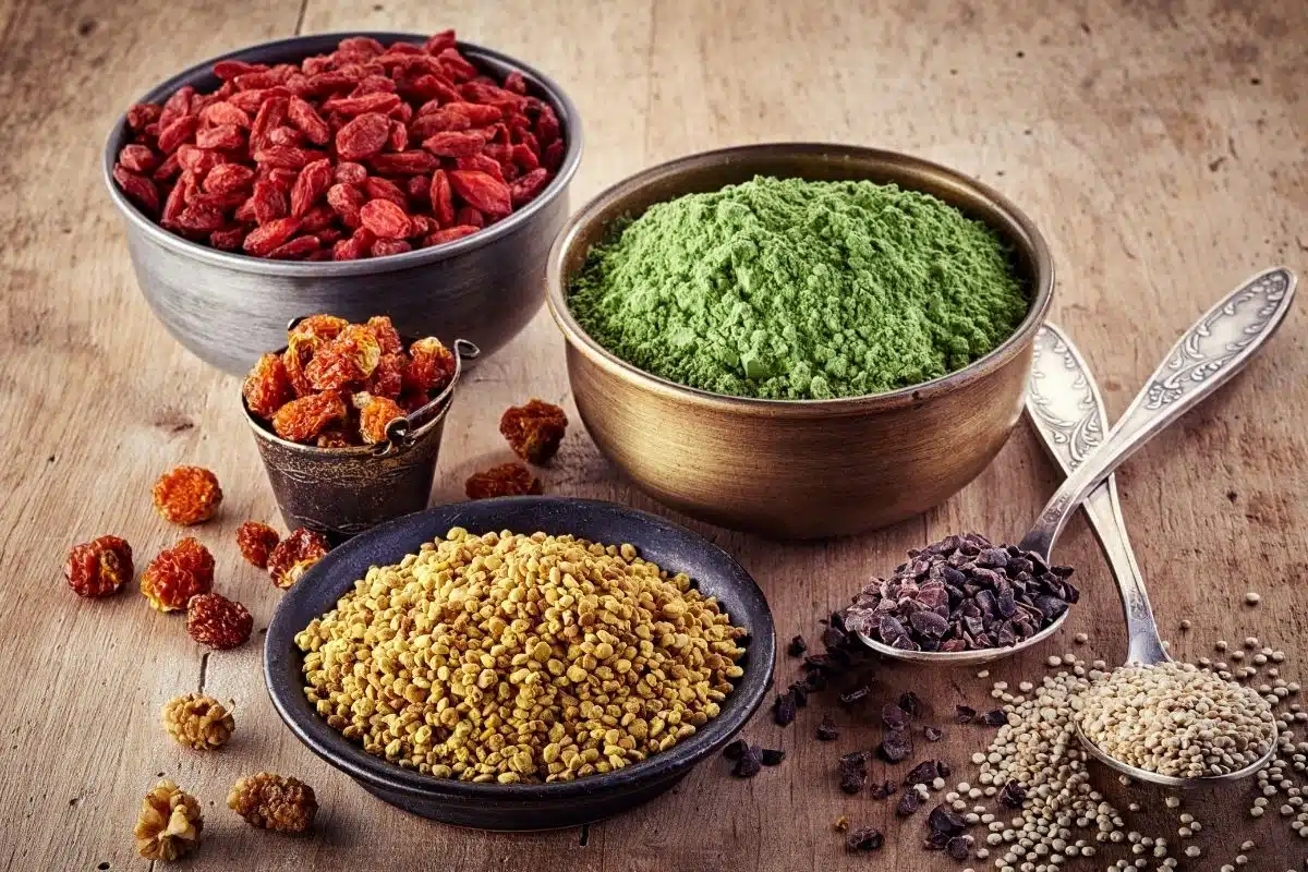 Super-aliments : bols de baies de goji, spiruline, pollen et fèves de cacao