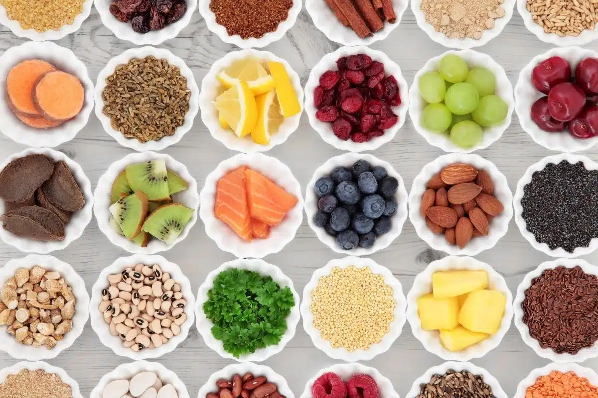 Super-aliments : grande variété de fruits, légumes, graines et baies riches en nutriments