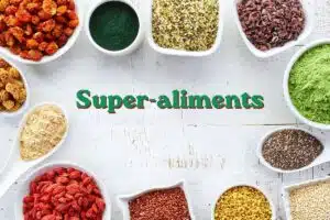 Super-aliments : assortiment de spiruline, curcuma, baies de goji et graines de chia