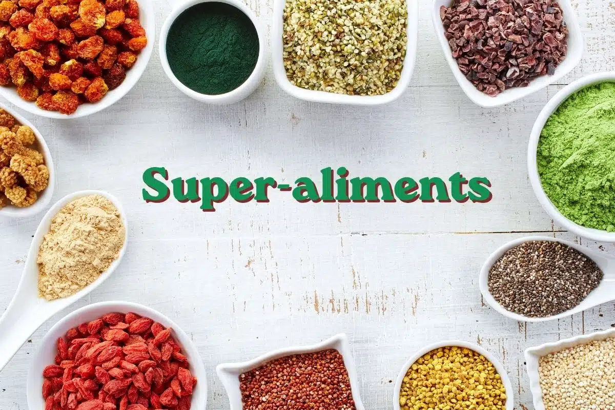 Super-aliments Super-aliments : assortiment de spiruline, curcuma, baies de goji et graines de chia