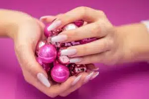Baby boomer ongle : manucure dégradée rose nude et blanc sur des ongles longs