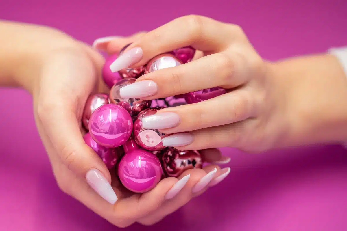 Baby boomer ongle manucure dégradée Baby boomer ongle : manucure dégradée rose nude et blanc sur des ongles longs