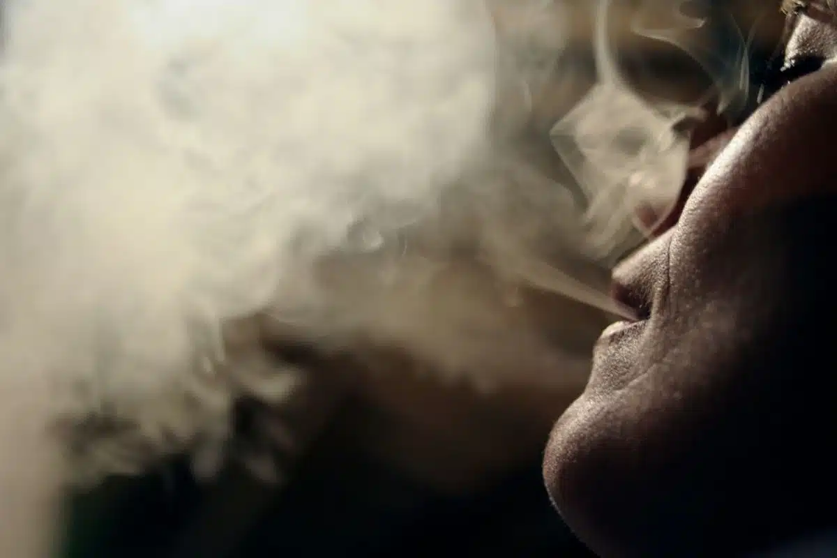 Tabac et peau, fumée autour des lèvres Tabac et peau : fumée autour des lèvres, zone où apparaissent les premières rides du fumeur