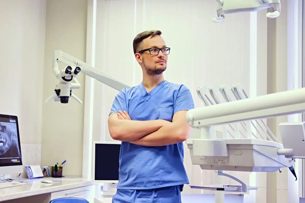 Stomatologue dans son cabinet équipé pour les soins de la bouche et des dents