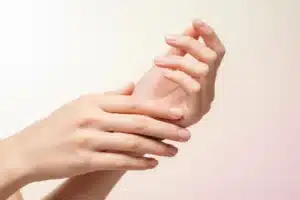 Maladie des ongles, gros plan de deux mains aux ongles naturels et sains