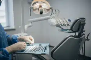 Dentiste préparant le traitement pour dévitaliser une dent
