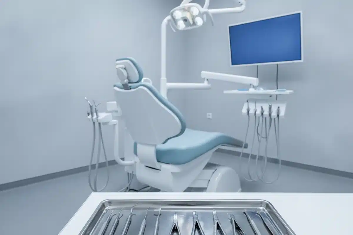 Cabinet dentaire prêt pour une extraction chirurgicale Instruments chirurgicaux disposés dans un cabinet dentaire moderne avant une extraction de dent de sagesse