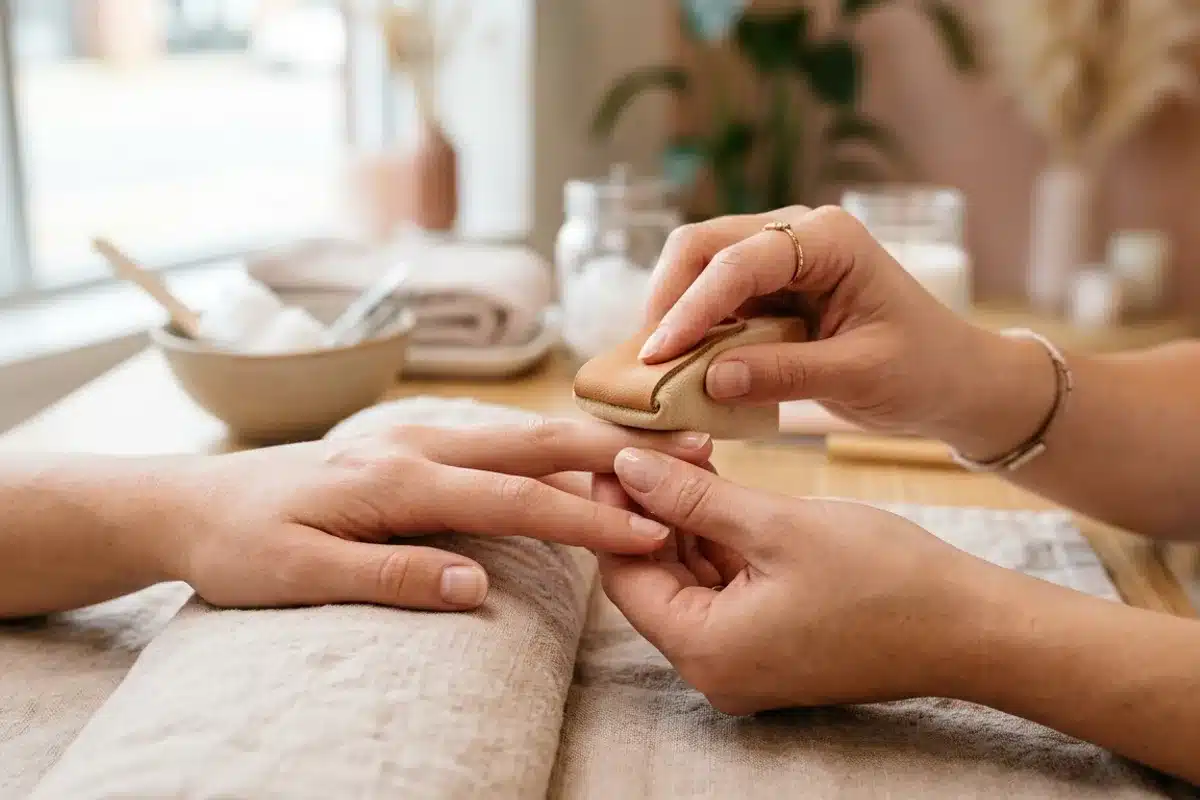 Séance manucure japonaise en salon Esthéticienne effectuant un polissage chamoisé lors d'une manucure japonaise en salon, ongles naturels sans vernis