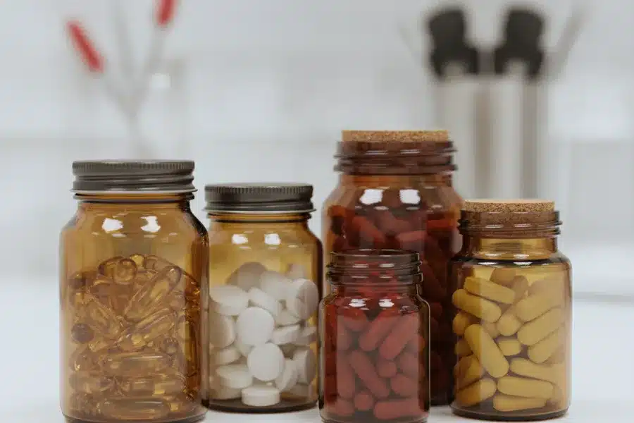 Gélules et vitamines en laboratoire de contrôle qualité chez un fabricant de compléments alimentaires