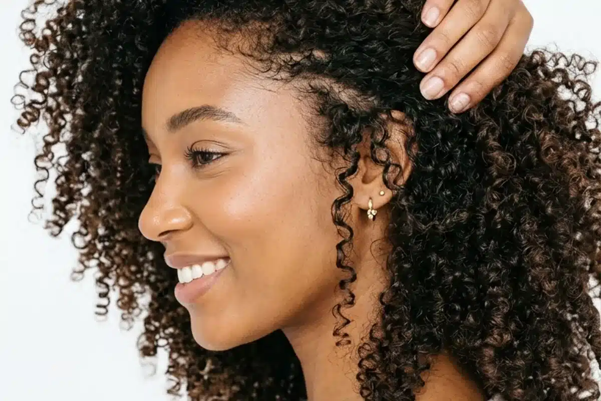 cheveux bouclés naturels brillants et sains grâce à la méthode no poo