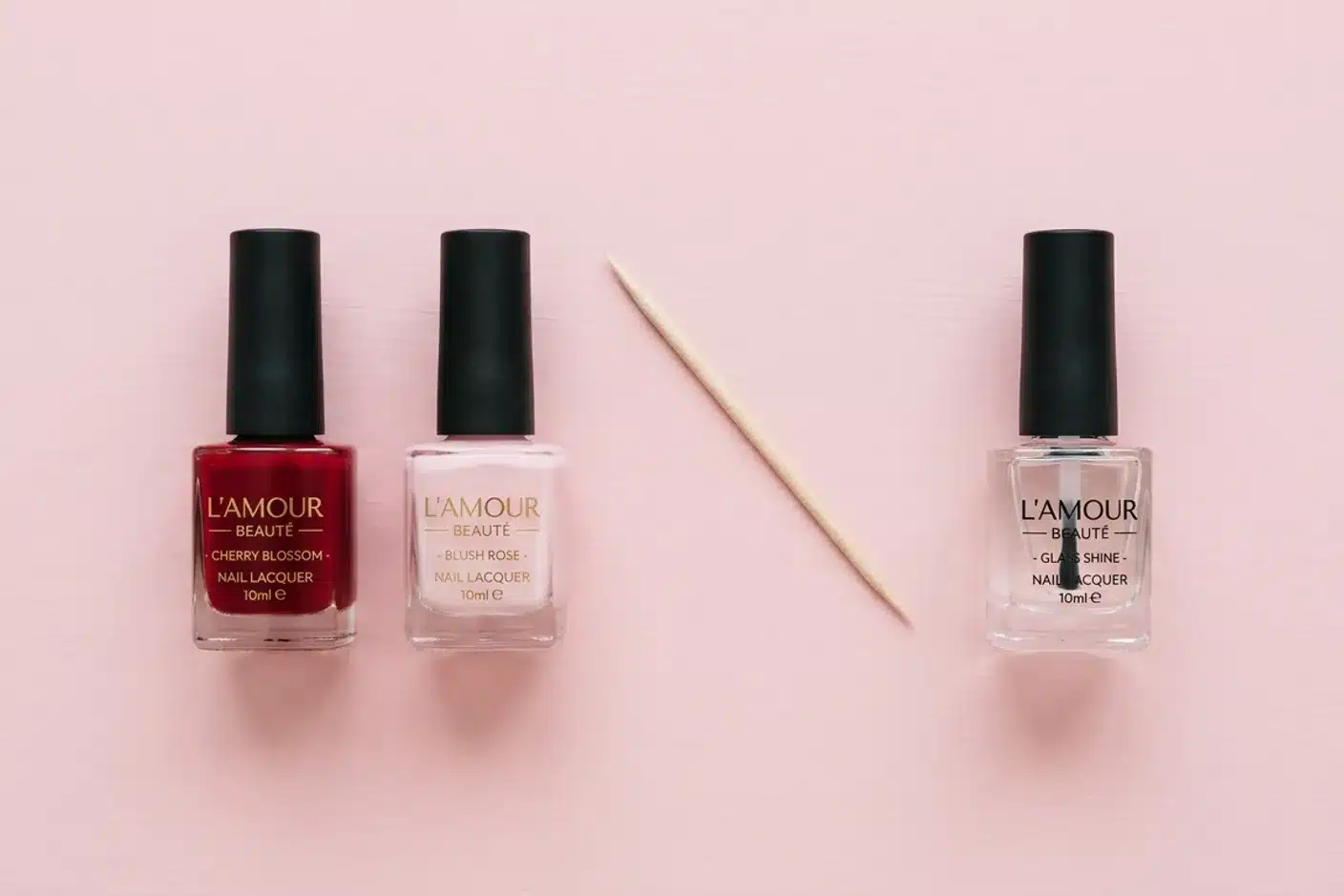 Kit manucure saint-valentin flat lay Flat lay kit manucure saint-valentin : vernis rouge, rose, cure-dent et top coat