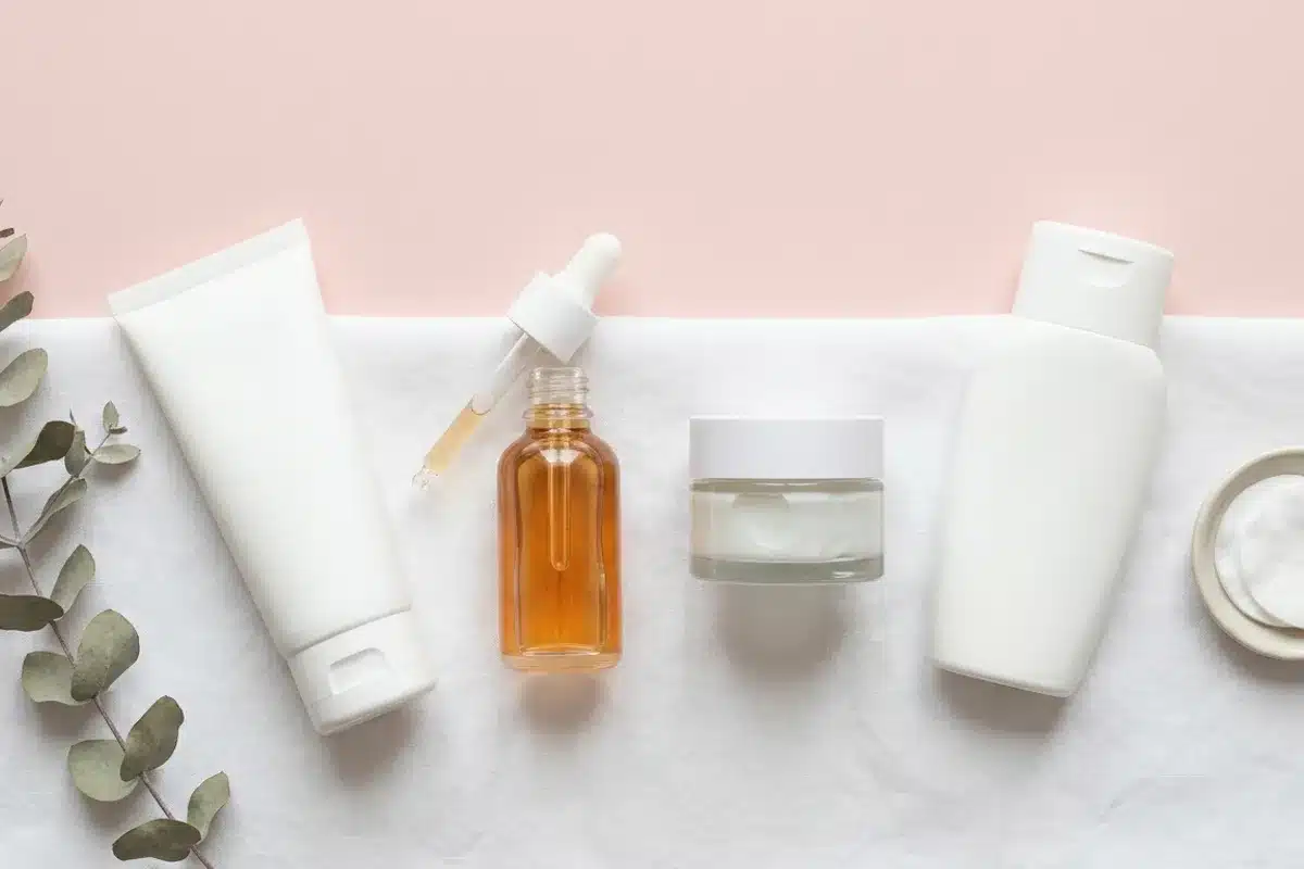 Produits d'une routine anti-acné : nettoyant, sérum, hydratant et protection solaire