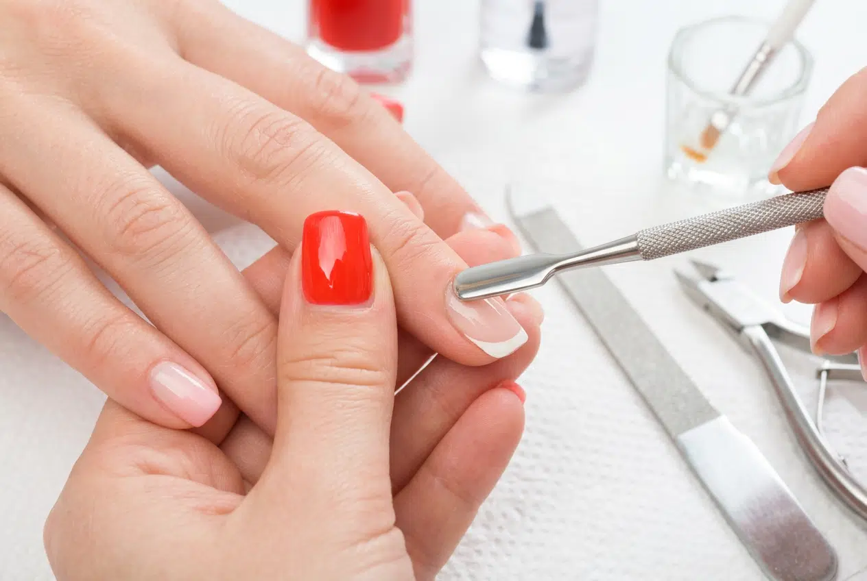 Manucure : repoussage des cuticules avec un repousse-cuticules métallique