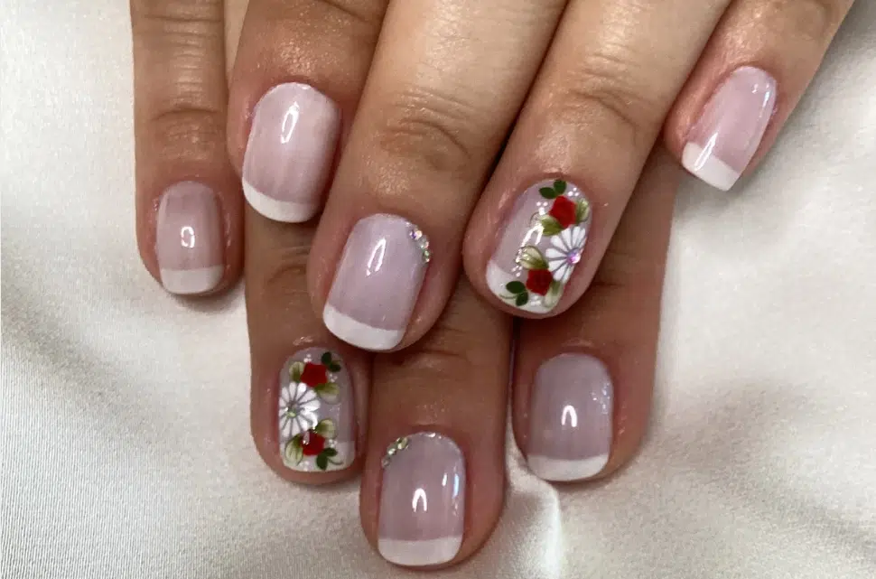Application du vernis nude - french manucure naturelle Mains appliquant un vernis nude beige rosé pour une french manucure naturelle