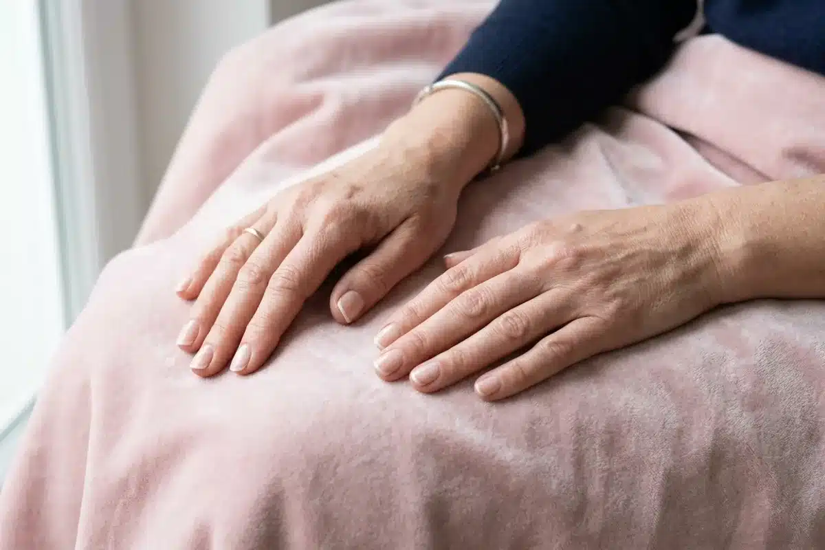 Résultat d'une french manucure naturelle discrète Résultat final d'une french manucure naturelle : fond nude ivoire et pointe blanche fine