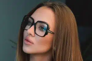 Femme portant de grandes lunettes de vue à monture carrée noire, style tendance