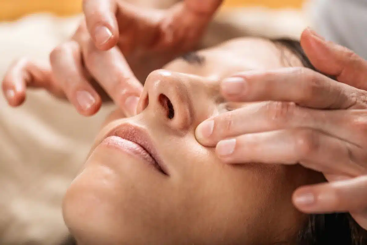 Soin du visage en institut pour rajeunir la peau Massage du visage en institut, soin de rajeunissement pour raffermir la peau