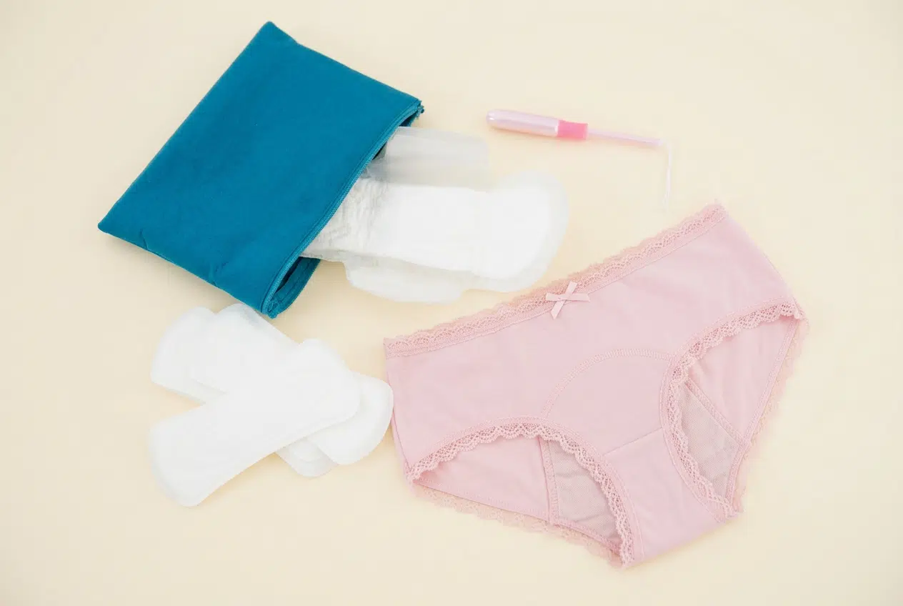 Culotte menstruelle, serviettes hygiéniques et tampon disposés à plat